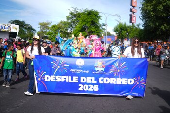 El tradicional desfile del correo recorre las calles principales de Santa Ana, marcando el inicio de las festividades patronales en el occidente salvadoreño. (Foto cortesía Alcaldía de Santa Ana)