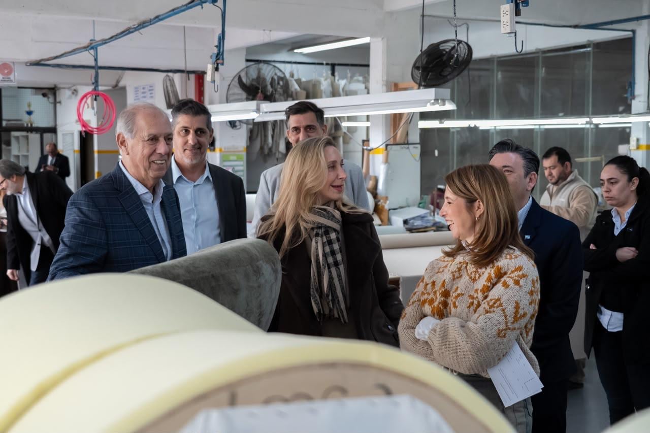 Karina Milei y Pilar Ramírez recorrieron la fábrica Fontenla en Villa Lugano como parte de las recorridas territoriales de La Libertad Avanza en la Ciudad de Buenos Aires.