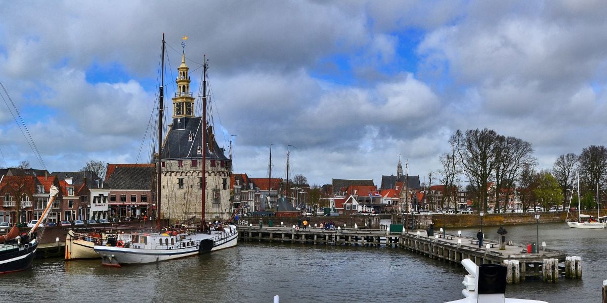 Frisia, ubicada en el extremo norte de los Países Bajos, cuenta con más de 649.000 habitantes repartidos en 18 municipios (Wikipedia)