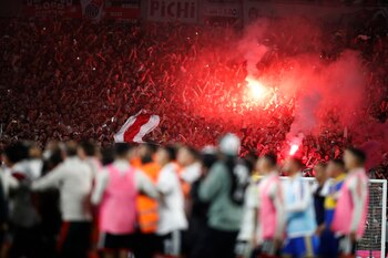El festejo final de los jugadores de River y su gente (Foto: Reuters)