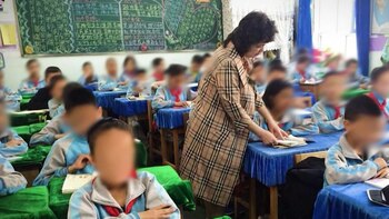 Qelbinur Sidik durante una clase