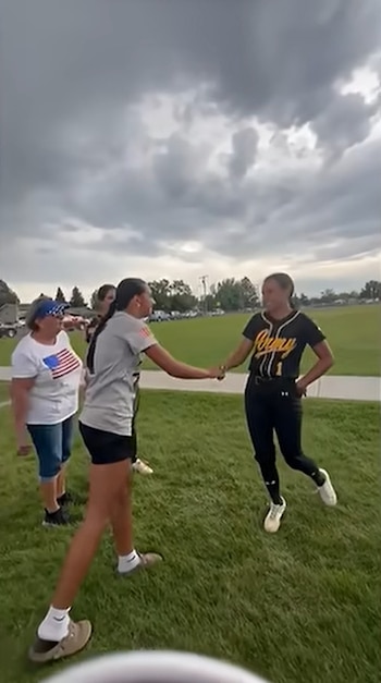 Kyann Dean y Samantha Rensvold se saludan luego del partido de sóftbol (Captura de video)