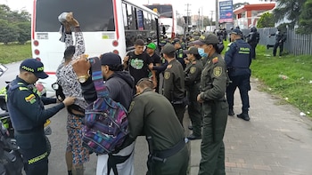 Operativo de seguridad en El Campín: Policía de Bogotá resultó en la incautación de armas blancas y estupefacientes