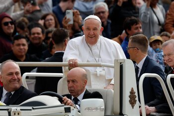El papa Francisco sonríe durante