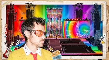 Harry Styles en primer plano, con suéter amarillo y gafas. Fondo de escenario de concierto con pantallas de arcoíris. Pegatinas de guitarras, estrellas y entradas.