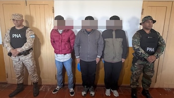 Por el aviso de un remisero, Prefectura interceptó a tres ciudadanos chinos que ingresaron ilegalmente al país