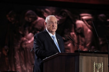 El presidente israelí, Reuven Rivlin, detrás del podio. "En Auschwitz, Zinovy Tolkachev, un artista judío y soldado del ejército rojo, escribió repetidas veces en un papel: "Para que recordemos. Para que no olvidemos. Hoy estamos aquí, reyes, líderes, jefes de Estado, en Yad Vashem. Para recordar, para no olvidar. En nombre del pueblo judío y como presidente del estado de Israel, les agradezco desde el fondo de mi corazón por haber venido", reza un pasaje de su discurso. Foto: Abir Sultan/Pool via REUTERS