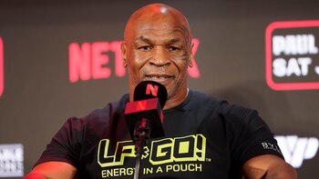 Mike Tyson habla durante una