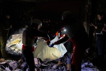 Un equipo de emergencias médicas traslada el cadáver de una adolescente muerta en un ataque ruso con drones en Kiev, Ucrania (AP Foto/Alex Babenko)
