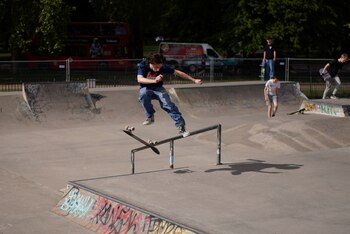 Jóvenes en un parque de