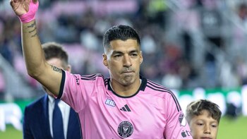 Suárez hace de Messi, Orellano