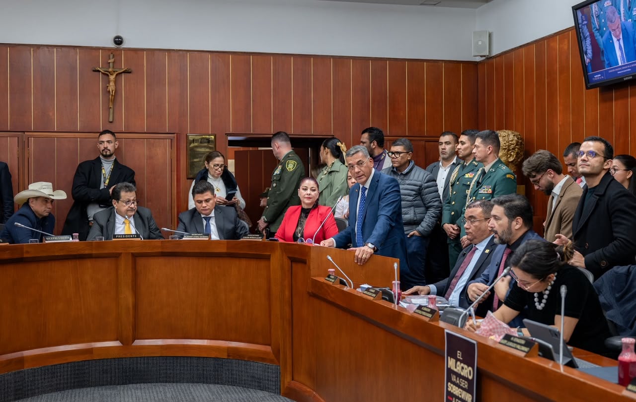 Mora afirmó que las alertas tempranas no incluyen coordenadas exactas y que esa limitación influye en la definición de objetivos operacionales - crédito MinDefensa