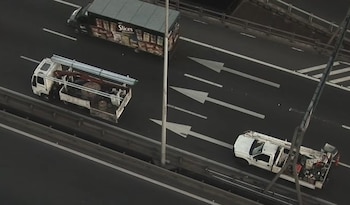 Un Mercedes Benz 1114 chocó contra la defensa y desencadenó la tragedia en la Autopista 25 de Mayo (Foto: Captura de TV)