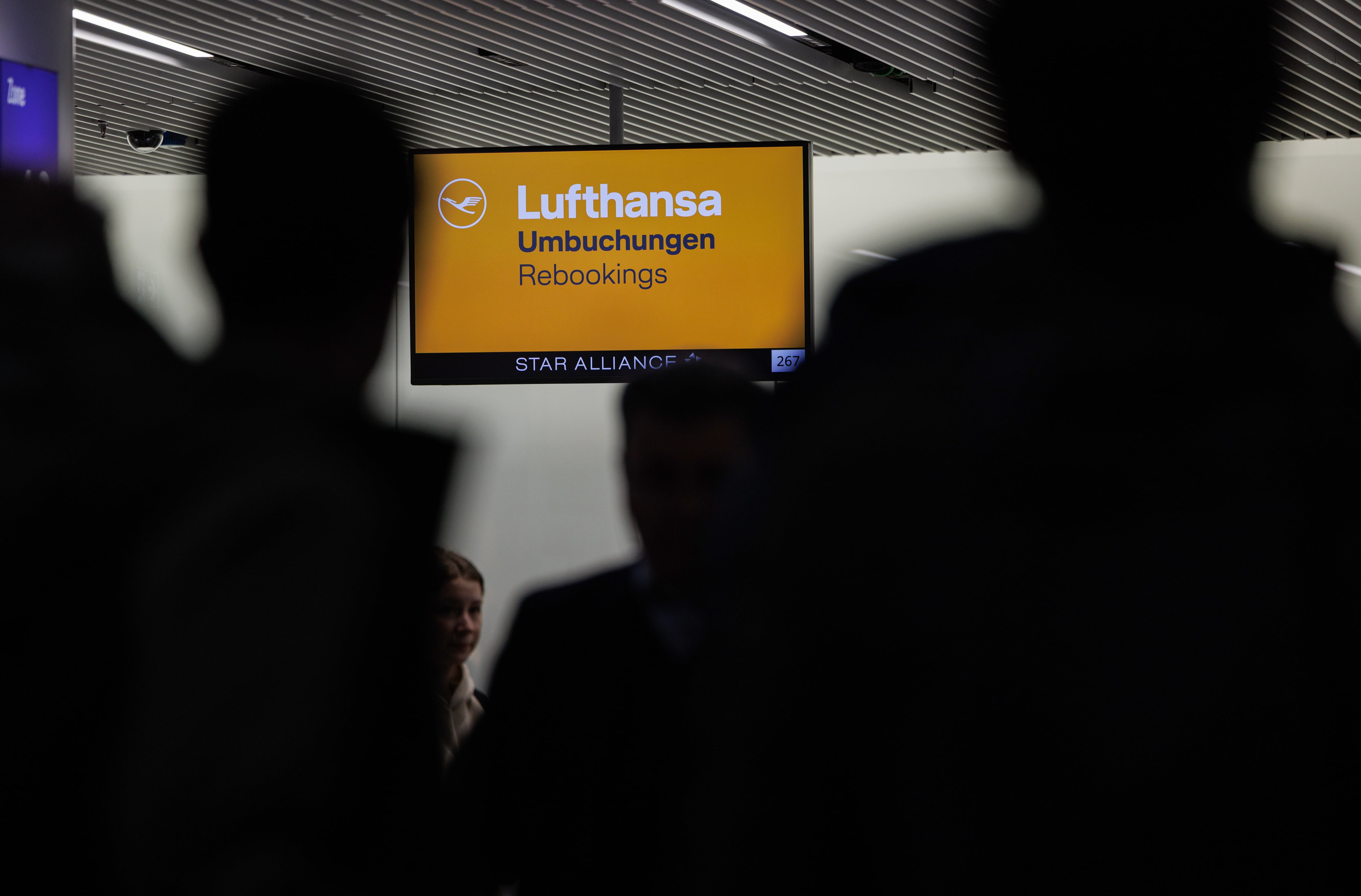 Gente ante un mostrador de Lufthansa en el aeropuerto de Fráncfort . ( Hannes P. Albert/dpa via AP)