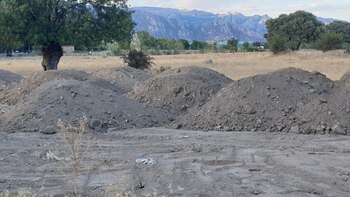 Montículos de tierra en la