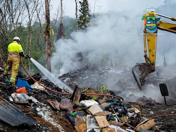 El Cuerpo de Bomberos local enfrenta serias limitaciones técnicas y de maquinaria mientras intenta controlar la emergencia ambiental que ya supera una semana - crédito Alcaldía de Bahía Solano / Facebook