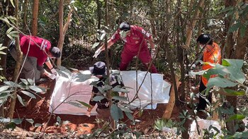 Entierran a un hombre por error en Tailandia y regresa con su familia 15 días después (Facebook: Nong Phayayom, Unidad de Rescate de Mae Chan)