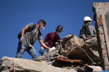 Personas participan en labores de rescate en una edificación colapsada por el terremoto de magnitud 7,4 que sacudió al país este lunes, en Cali (Colombia) - crédito Ernesto Guzmán Jr/EFE