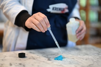 La artista Birgit Saupe mezcla