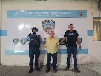 Un ciudadano es presentado por la Dirección Policial de Investigaciones (DPI) tras su captura en Santa Rosa de Copán, como parte del operativo por delitos de abuso y explotación sexual contra una menor (Foto cortesía Unidad Departamental de Policía Nº4).
