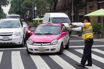 MÉXICO, D.F., 29MAYO2015.- Policías de transito han implementado un opertaivo para no dejar pasar a ningún taxi a la plancha del zócalo, esto en el marco del rechazo por parte de los taxistas concesionados a las empresas Uber y Cabify, quienes ofrecen el servicio a tráves de una aplicación en el teléfono y el pago mediante tarjeta. Hoy por la mañana integrantes de los Transportistas Unidos de la Ciudad de México ofrecieron una conferencia de prensa en la sede del GDF. Los policías los devían con la única indicación que no pueden pasar, sin mayores explicaciones, la imagen en la avenida 20 de Noviembre.
FOTO: MOISÉS PABLO /CUARTOSCURO.COM
