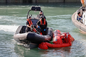 Un barco inflable es remolcado