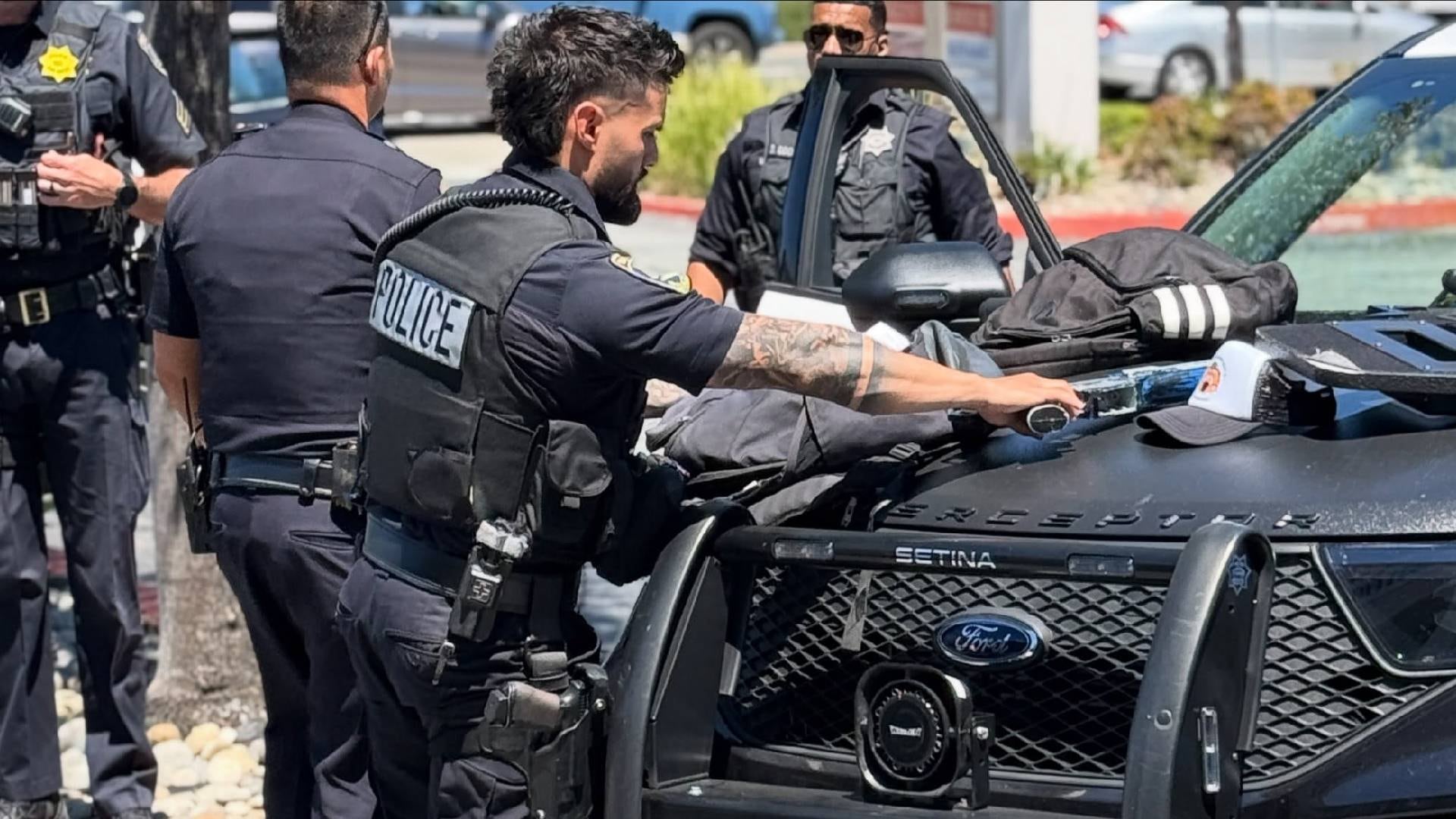 La policía de San Mateo retuvo a dos jóvenes de 14 y 15 años tras una denuncia de empleados de Waymo que monitoreaban las cámaras interiores del vehículo (San Mateo Police Department)