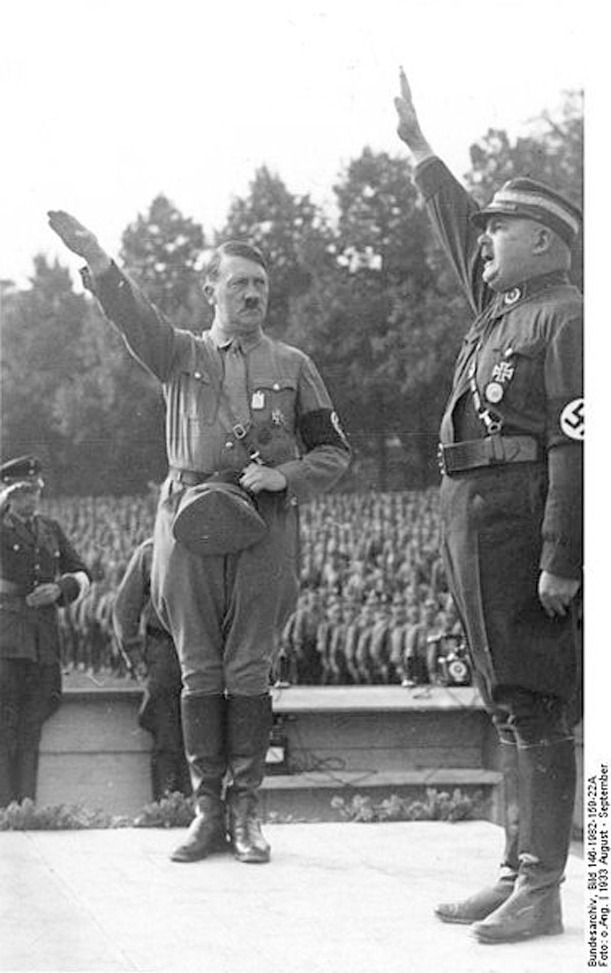 Varios dirigentes del nazismo veían con malos ojos a Röhm y el poder que acumulaban las SA. La maniobra para asesinarlo —y a todos los que simpatizaran con sus ideas— fue minuciosamente planeada (Wikipedia)