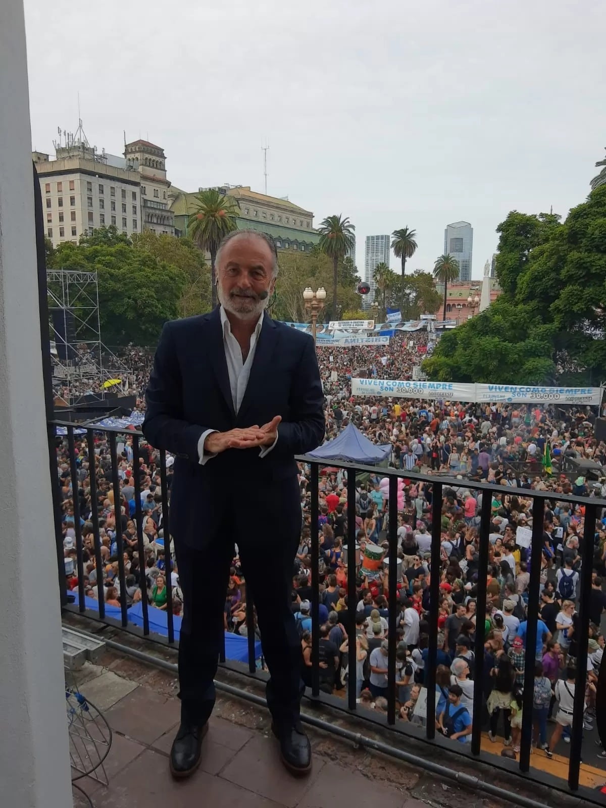 Horacio Embón transmitiendo en vivo desde el balcón del Cabildo