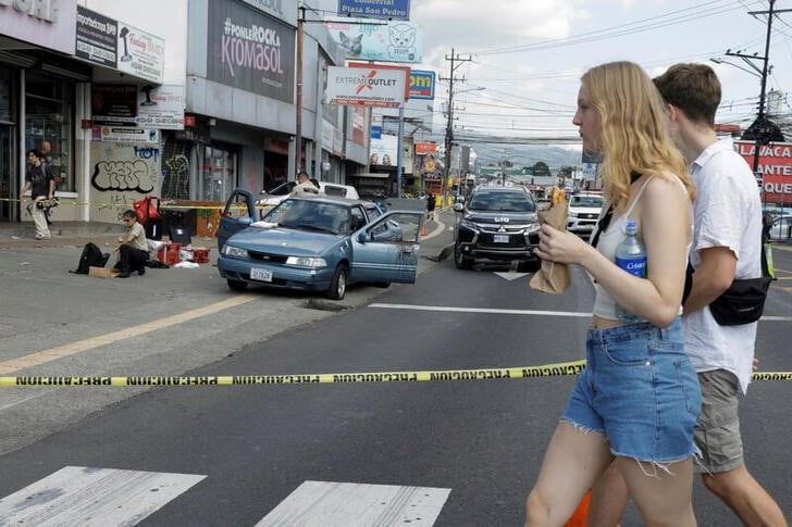 Imagen de archivo de turistas pasando junto a la escena de una acción violenta en San José, Costa Rica. REUTERS/Mayela López