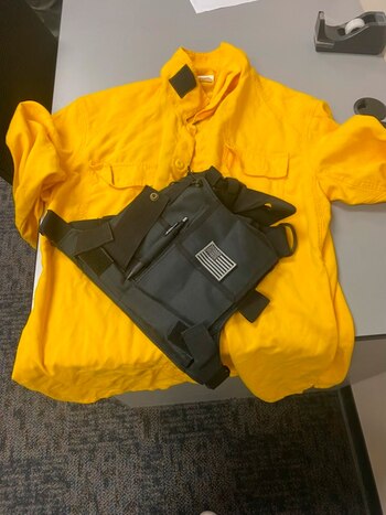 Los sospechosos también portaban playeras