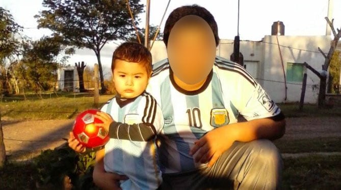 Ian de bebé junto a su papá