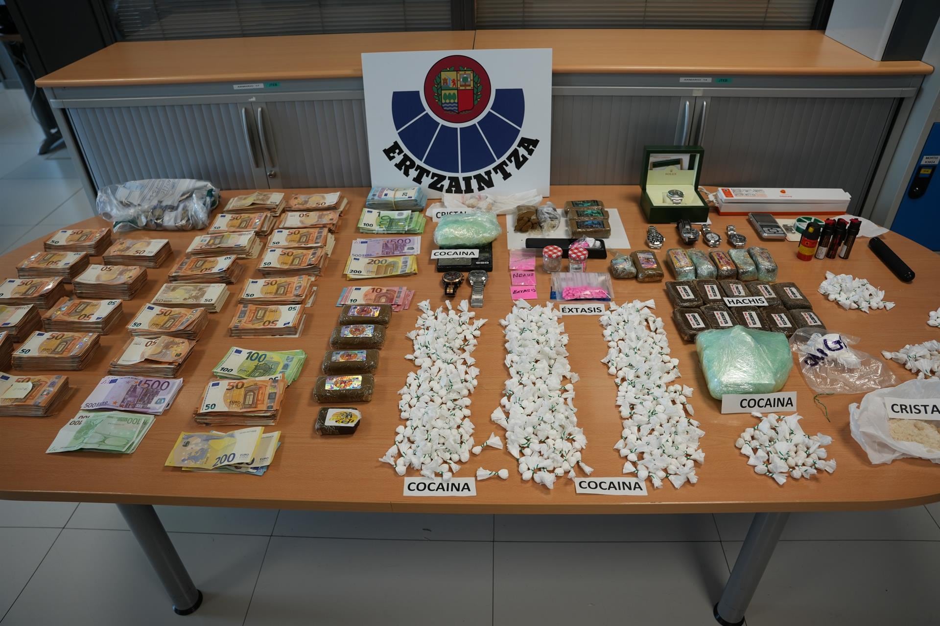 Siete detenidos y 2,5 kilos de cocaína y 3 de hachís incautados en una operación antidroga en Bizkaia