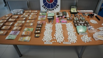 Siete detenidos y 2,5 kilos de cocaína y 3 de hachís incautados en una operación antidroga en Bizkaia
