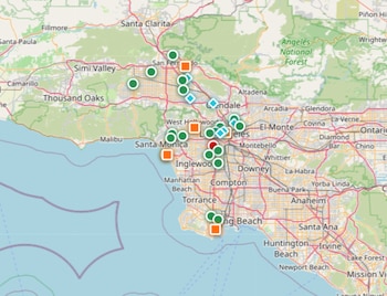Mapa de Los Ángeles con ciudades y el océano. Marcadores de colores (círculos verdes, cuadrados naranjas, diamantes azules, círculo rojo) indican ubicaciones geográficas