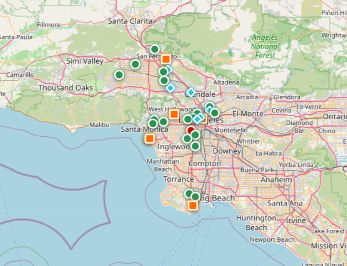 Distintos íconos y colores identifican parques, fan zones y festivales, facilitando la orientación de los hinchas en el mapa oficial (OpenStreetMap)