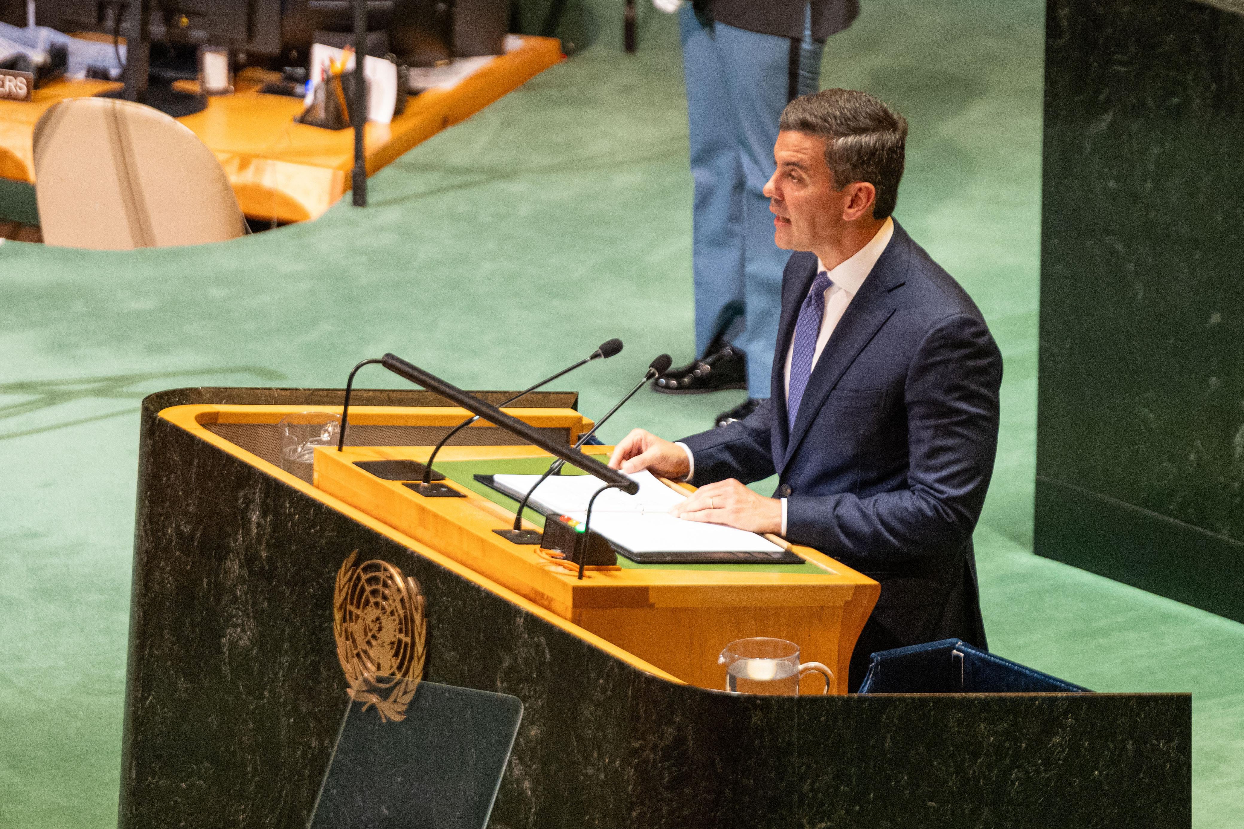 Fotografía cedida por la Presidencia de Paraguay del mandatario paraguayo, Santiago Peña, durante su discurso ante la Asamblea General de la ONU, este miércoles en Nueva York (Estados Unidos). EFE/ Presidencia De Paraguay