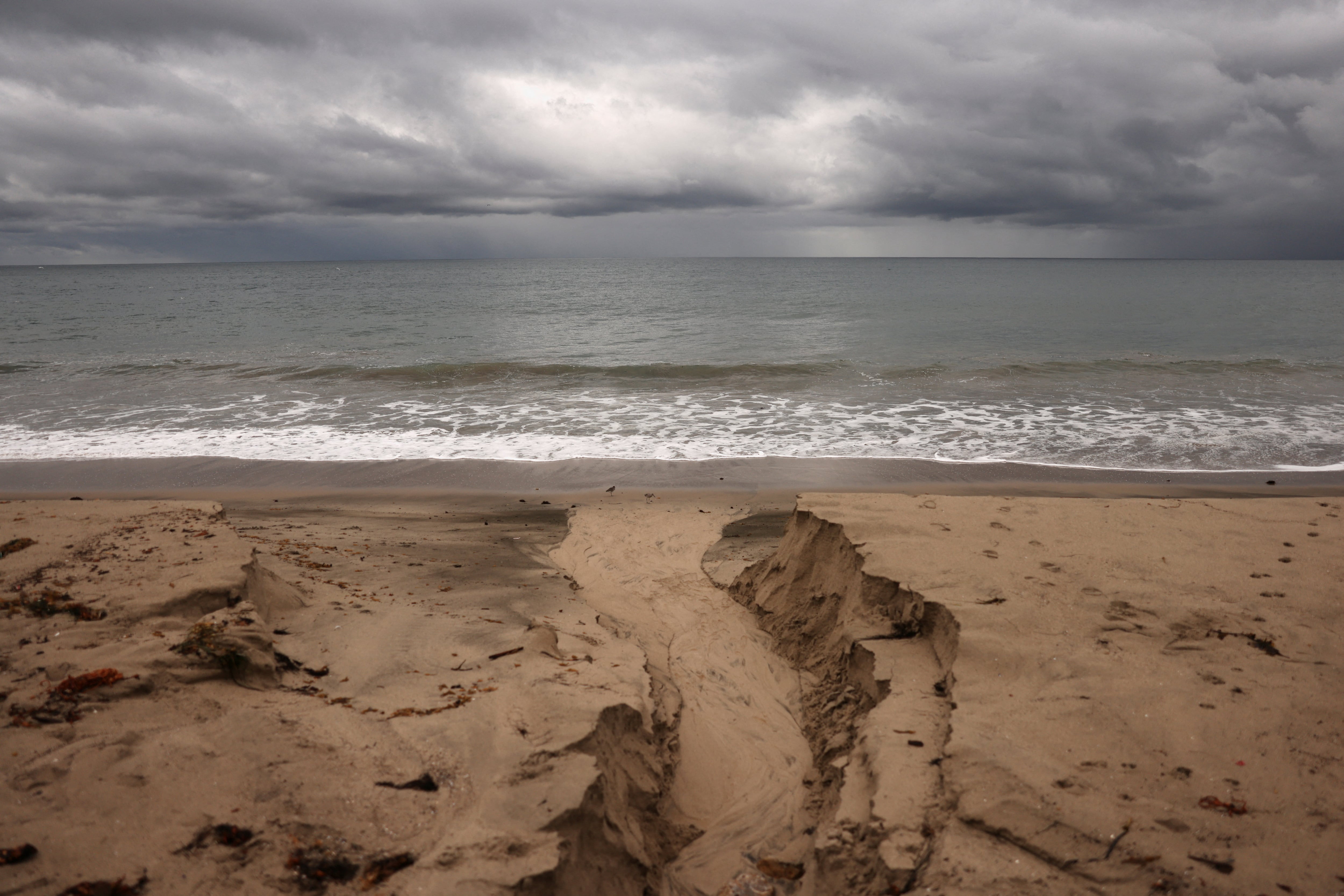 El Centro Nacional de Huracanes anticipó que Marie podría convertirse en huracán, aunque el pronóstico principal apuntaba a un desvío hacia el oeste (REUTERS/David Swanson)