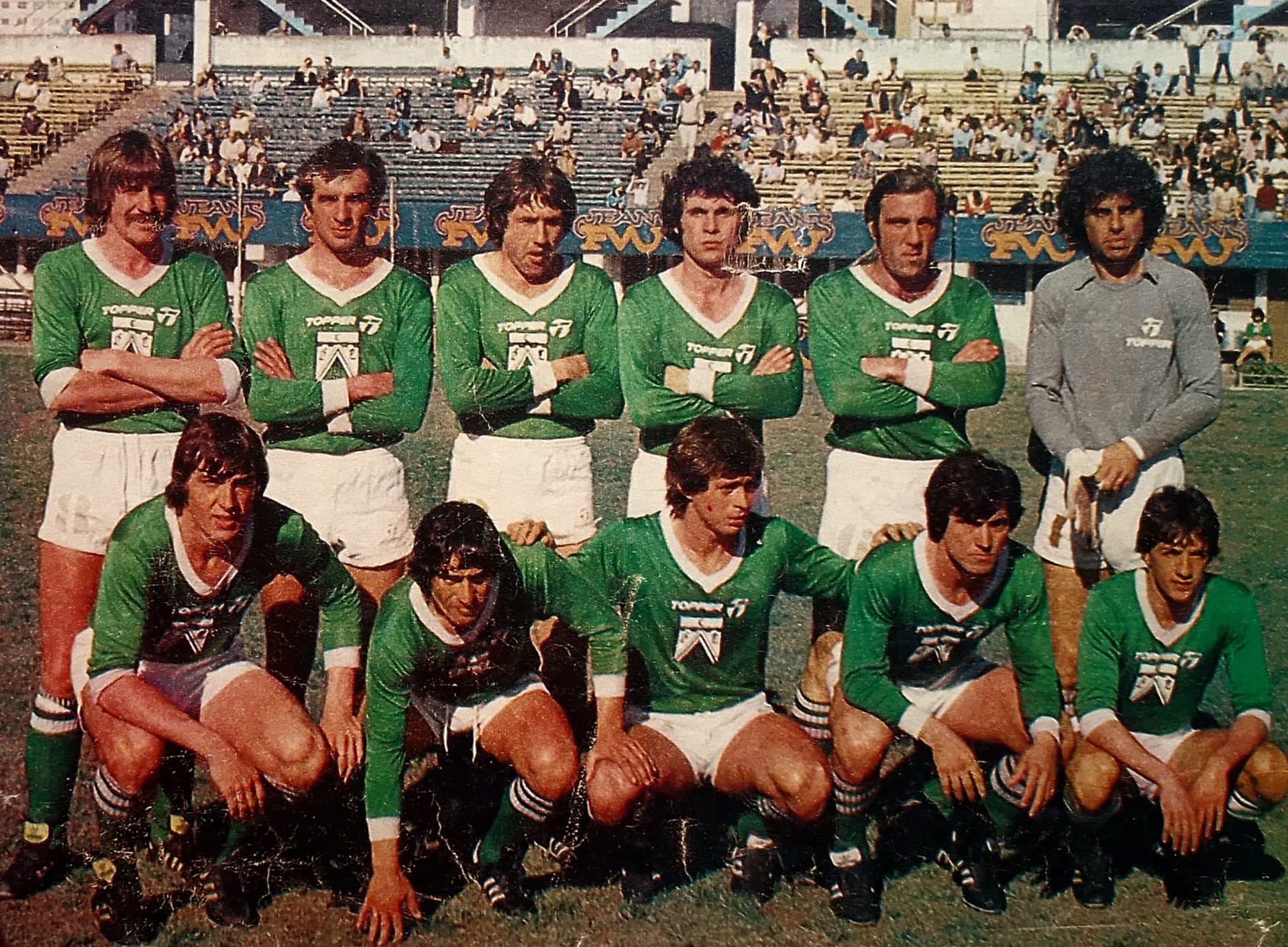 Formación de Ferro de aquella tarde en cancha de Atlanta donde enfrentó a Platense. Peleó hasta el final y fue segundo a punto. Esos once que salían de memoria. Carlos Arregui, Mario Gómez, Oscar Garré, Héctor Cuper, Juan Rocchia y Carlos Barisio. Agachados: Gerónimo Saccardi, Miguel Juárez, Julio Jiménez, Adolfino Cañete y Claudio Crocco