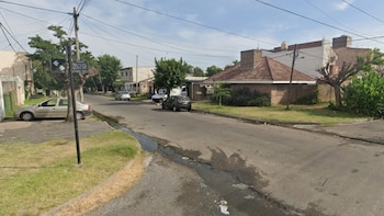 Un jubilado se cayó mientras hacía ejercicio en La Plata y tres ladrones le robaron antes de que pudiera levantarse