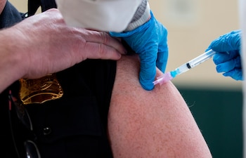 Una persona recibe la primera