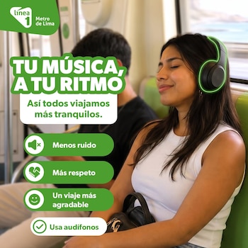 Una mujer sentada en el asiento de un tren lleva puestos unos audífonos, junto a un texto informativo sobre normas para reducir el ruido