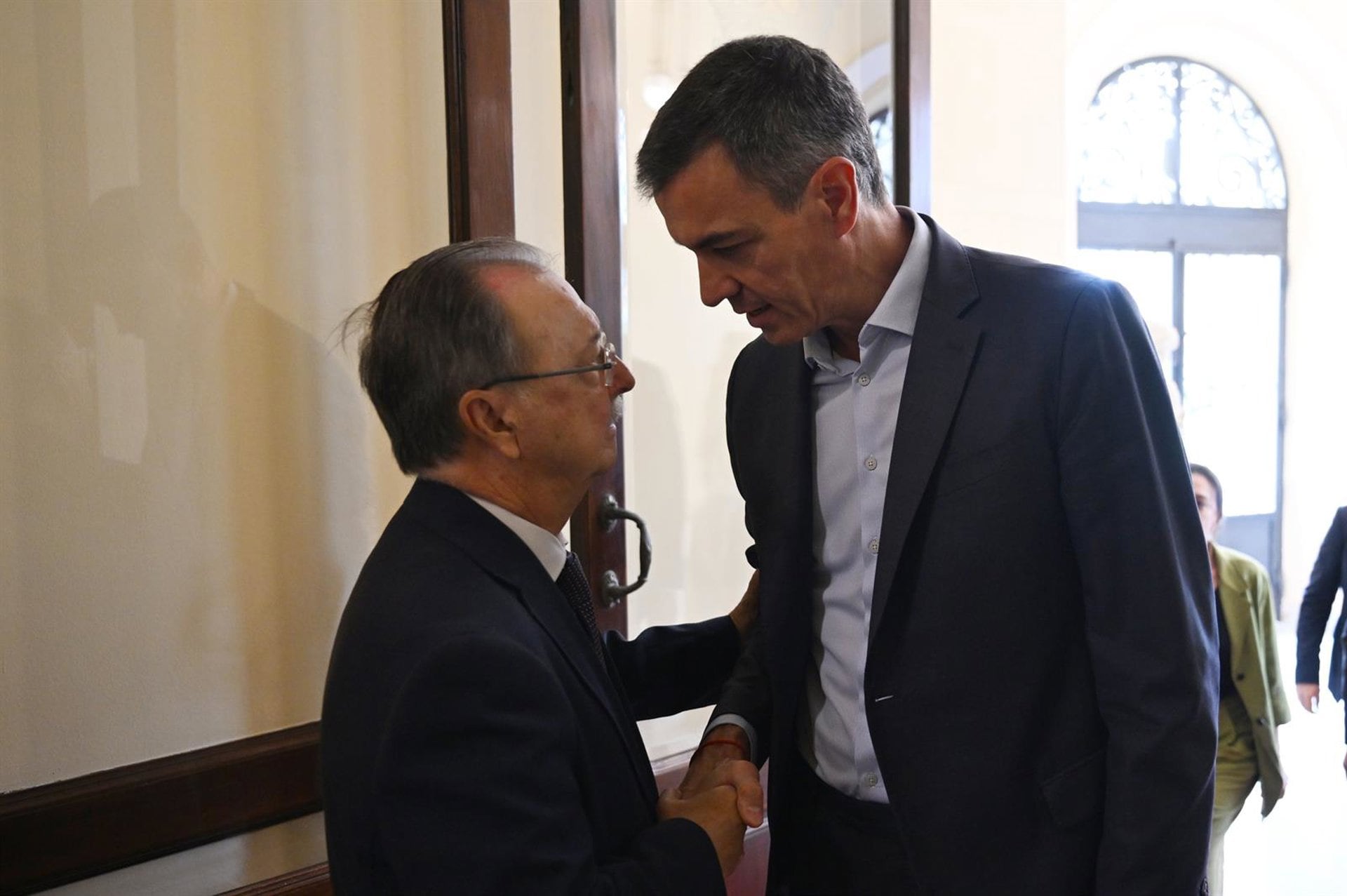 31/07/2026 El presidente del Gobierno, Pedro Sánchez, y el presidente de Ceuta, Juan Jesús Vivas, durante una reunón, a 31 de julio de 2026, en Ceuta (España). Sánchez visita Ceuta, junto al ministro del Interior, para abordar la crisis migratoria desatada en la ciudad autónoma con la entrada sin control de miles de personas desde Marruecos.
POLITICA
Pool Moncloa/Borja Puig de la Bellacasa