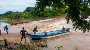 Más de 4 mil personas quedan afectadas por inundaciones tras crecida del río Goascorán en Honduras