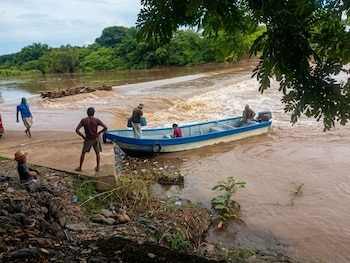 La crecida del río Goascorán mantiene afectadas a comunidades de la Costa de los Amates. (Foto: Cortesía / redes sociales)