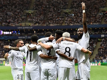 Federico Valverde del Real Madrid celebra con sus compañeros tras marcar su primer gol (Foto: REUTERS/Jennifer Lorenzini)