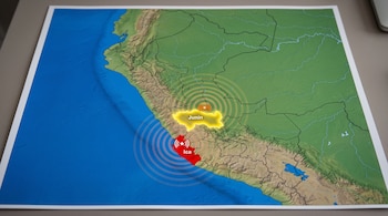 Mapa de Perú con las regiones de Ica en rojo y Junín en amarillo, con ondas concéntricas que señalan epicentros sísmicos.