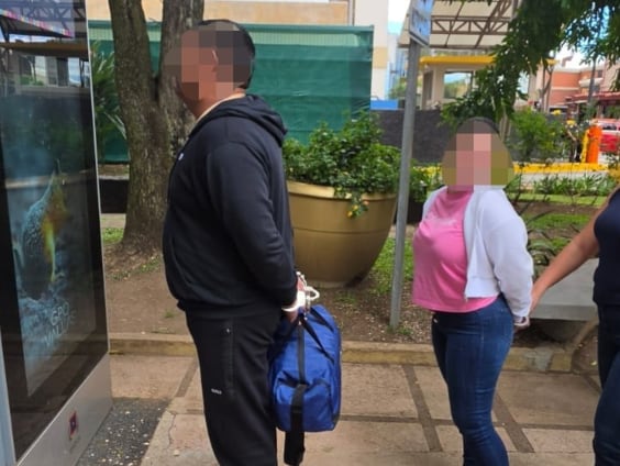 Los chats analizados incluyeron referencias a booking, contenedores, buques y puertos de destino en conversaciones con el contacto “Quiksilver”. (Crédito: MSP)