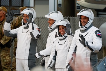 Los astronautas, de izquierda a derecha: el canadiense Joshua Kutryk, el piloto Luke Delaney, la comandante Jessica Watkins y el cosmonauta ruso Sergey Teteryatnikov, en el Centro Espacial Kennedy en Cabo Cañaveral, Florida, el 1 de octubre del 2026. (AP foto/Terry Renna)