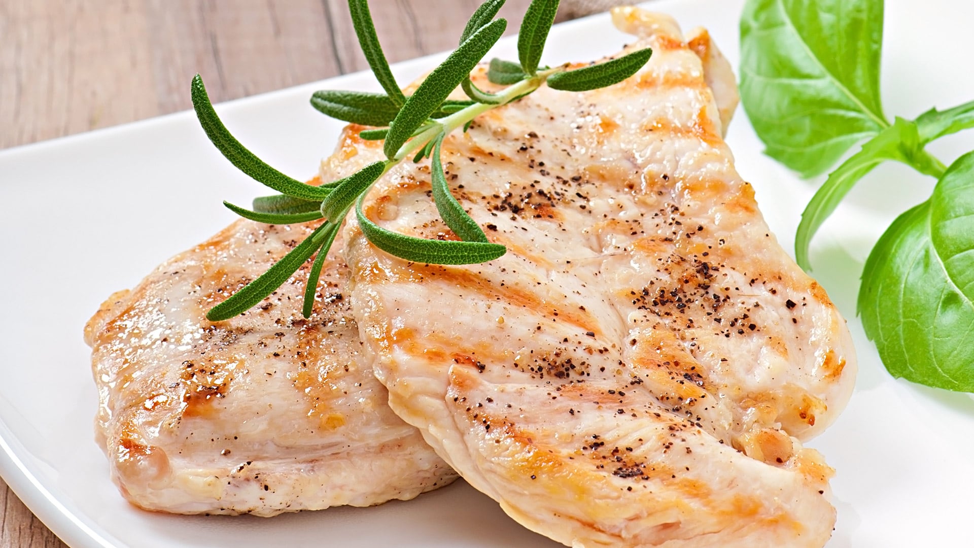 La pechuga de pollo sin piel es una carne magra, versátil y rica en proteínas, ideal para una dieta saludable en adultos mayores (Crédito: Freepik)